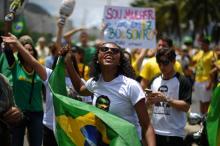 Des femmes noires parmi les partisans du candidat d'extrême droite Jair Bolsonaro pour l'élection présidentielle au Brésil, lors d'une manifestation sur la plage de Copacabana à Rio de Janeiro le 21 o