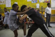 Filles et garçons apprennent l'auto-défense à l'école Mbuyisa Makhubu de Soweto, le 10 octobre 2018