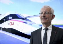 Le PDG de la SNCF, Guillaume Pepy, devant le "TGV du futur" le 26 juillet 2018 au siège de la SNCF à La Plaine Saint-Denis
