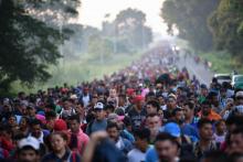Des Honduriens de la "caravane" des migrants sur une route reliant Ciudad Hidalgo à Tapachula au Mexique, le 21 octobre 2018