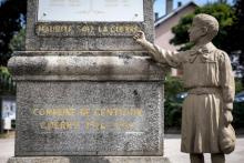 "Maudite soit la guerre", clame le monument aux morts de Gentioux, photographié le 27 septmebre 2018