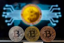 Une représentation visuelle de la crypto-monnaie Bitcoin dans une boutique de Tel-Aviv, le 6 février 2018 en Israël