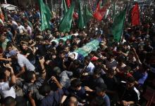 Funérailles de Palestiniens tués la veille dans la bande de Gaza lors de manifestations et de heurts avec les soldats israéliens postés à la barrière de sécurité, le 13 octobre 2018