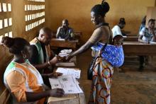 Une femme vote en Côte d'Ivoire dans la ville de Katiola, le 13 octobre 2018
