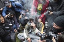 Un homme fume un joint durant un rassemblement organisé pour fêter la légalisation du cannabis récréatif au Canada, le 17 octobre 2018 à Toronto.