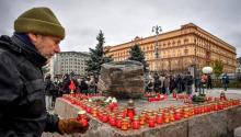Un homme dépose une bougie devant le monument aux victimes des répressions staliniennes, situé devant le bâtiment qui abritait le KGB et aujourd'hui le FSB, les services de sécurité russes. Moscou le 
