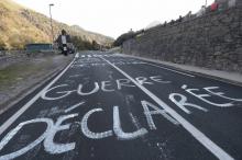 Des opposants à la réintroduction d'ours bloquent une route à Sarrance, le 3 octobre 2018 dans les Pyrénées-Atlantiques