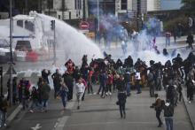 Canons à eau et gaz lacrymogènes pour tenter de disperser une manifestation en soutien à la ZAD de Notre-Dame-des-Landes, le 14 avril 2018 à Nantes
