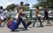 Des Vénézuéliens quittant leur pays traversent la frontière à San Antonio del Tachira, pour entrer à Cucuta, le 19 août 2018 en Colombie