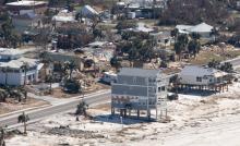 L'hélicoptère présidentiel Marine One survole le 15 octobre 2018 Mexico Beach (Floride), dévastée par l'ouragan Michael