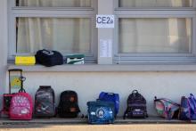 Des sacs d'enfants posés devant une école primaire de Toulouse le 3 septembre 2018
