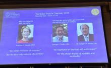 Les chercheurs américains Frances H. Arnold et George P. Smith, et britannique Gregory P. Winter, récompensé par le prix Nobel de Chimie, le 3 octobre 2018 à Stockholm