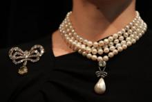 Un modèle porte un collier de perles et une broche ayant appartenu à la reine Marie-Antoinette de France, chez Sotheby's à Londres le 19 octobre 2018