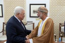 Photo diffusée par le service de presse de l'Autorité palestinienne montrant le président Mahmoud Abbas recevant le ministre omanais responsable des Affaires étrangères Youssef ben Alaoui Ben Abdallah