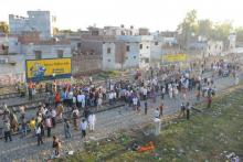 Des policiers enquêtent, le 20 octobre 2018, sur les circonstances de l'accident après qu'un train a percuté une foule présente sur les rails, près d'Amritsar, en Inde