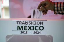 Une personne vote pendant une consultation sur la construction d'un aéroport à Mexico City, à Monterrey, dans l'état de Nuevo Leon, au Mexique, le 25 octobre 2018