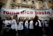 Des manifestants brandissant une bannière "Roma dice basta" (Rome dit ça suffit), sur la place du Capitole à Rome, le 27 octobre 2018. Ils dénoncent la vétusté des services publics et la maire de la c