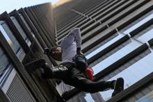 Le spiderman français Alain Robert escalade la Heron Tower à Londres, le 25 octobre 2018
