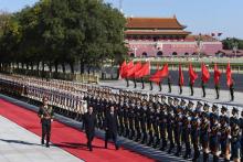 Le Premier ministre japonais Shinzo Abe (d) accompagné par son homologue chinois Li Keqiang passent en revue la garde d'honneur, le 26 octobre 2018 place Tiananmen à Pékin