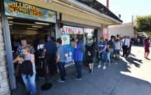 Des joueurs font la queue pour acheter des billets de Mega Millions à Torrance en Californie le 19 octobre 2018.