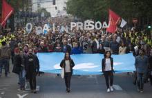 Des milliers de manifestants défilent à San Sebastian pour réclamer le rapprochement du pays basque des prisonniers de l'ETA, actuellement dispersés pour la plupart à travers l'Espagne, le 20 octobre 