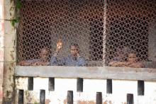 Des détenus derrière des grilles dans la prison de Magburaka en Sierra Leone, le 10 octobre 2018.