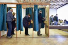 Des personnes votent aux législatives, le 6 octobre 2018 à Ogre, en Lettonie