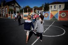 Des enfants jouent le 17 septembre 2018 dans la cour de l'école de Courtonne-la-Meurdrac, dont la cantine est passée à 100% bio