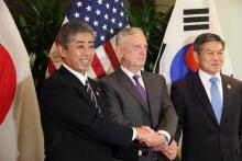 Les ministres de la Défens japonais, Takeshi Iwaya (g), américain Jim Mattis (c) et sud-coréen Jeong Kyeong-doo (g), le 19 octobre 2018 à Singapore