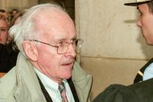 Le révisionniste Robert Faurisson, à Paris, le 27 février 1998, à son arrivée au tribunal pour témoigner en faveur de Roger Garaudy. Robert Faurisson est décédé le 21 octobre 2018, à l'âge de 89 ans