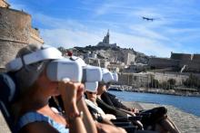 Des touristes dans un transat participent à un "drone tour", une visite de la cité phocéenne, Marseille le 5 octobre 2018