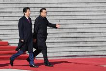 Le Premier ministre japonais Shinzo Abe avec son homologue chinois Li Keqiang à Pékin, le 26 octobre 2018