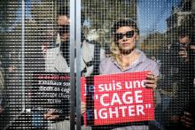 La star d'Hollywood Pamela Anderson et son partenaire de "Danse avec les Stars" se sont laissé enfermer mercredi 10 octobre 2018 dans une cage à Paris pour dénoncer les maltraitances animales.