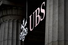 Logo de la banque UBS sur le fronton d'un bâtiment à Lausanne, en Suisse, le 06 octobre 2018