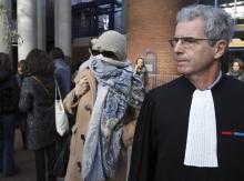 Georges Tron, accompagné de son avocat Eric Dupont-Moretti, à son arrivée au tribunal de Bobigny le 12 décembre 2017 pour son procès