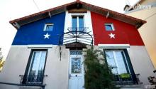 Maison bleu blanc rouge dans le Val-d'Oise