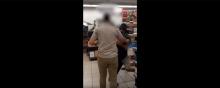 Un malvoyant accompagné de son chien guide d'aveugle a été expulsé violemment d'un supermarché.