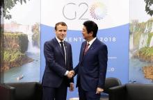 Le président français Emmanuel Macron et le Premier ministre japonais Shinzo Abe, le 30 novembre 2018, en marge du sommet du G20 à Buenos Aires, en Argentine