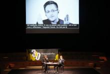Edward Snowden donne une visioconférence à la Maison de la radio à Paris, le 25 juillet 2017