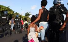 Des gendarmes font face à des "gilets jaunes", le 22 novembre 2018à La Réunion