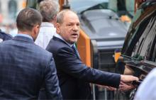 Le producteur Harvey Weinstein escorté au tribunal de New York, le 11 octobre 2018