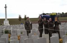Des soldats australiens portent le cercueil d'un soldat australien tué pendant la Première Guerre Mondiale, le 12 novembre 2018, à Buissy, dans le Pas-de-Calais
