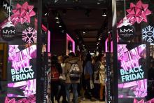 Ventes du Black Friday dans un magasin de cosmétiques à Madrid le 24 novembre 2017