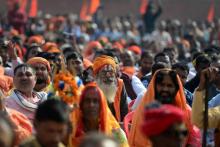 Des nationalistes hindous d'extrême droite manifestent à Ayodhya le dimanche 25 novembre pour exiger la construction d'un temple sur le site où s'élevait une mosquée, détruite en 1992.