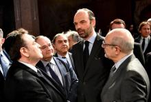 Edouard Philippe s'entretient en mars 2018 avec le président du consistoire central de France, Joël Mergui (g) et le président du Crif Francis Kalifat (d)