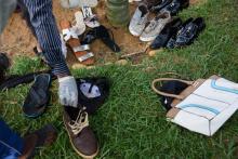 Des chaussures des passagers d'un bâteau ayant sombré dans le lac Victoria à Mutima en Ouganda