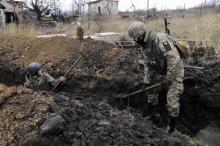 Des militaires ukrainiens positionnés dans les ruines du village de Chyrokyne, à un km de la ligne de front