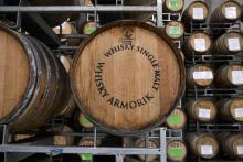 Fûts de whisky produit par la distillerie Warenghem à Lannion, le 13 novembre 2018