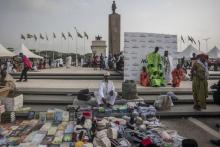 Des vendeurs de souvenirs place de l'Indépendance, sur le front de mer d'Accra le 15 juin 2018