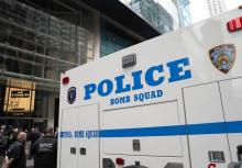 Un véhicule de la police new-yorkaise devant le Time Warner Building le 24 octobre 2018